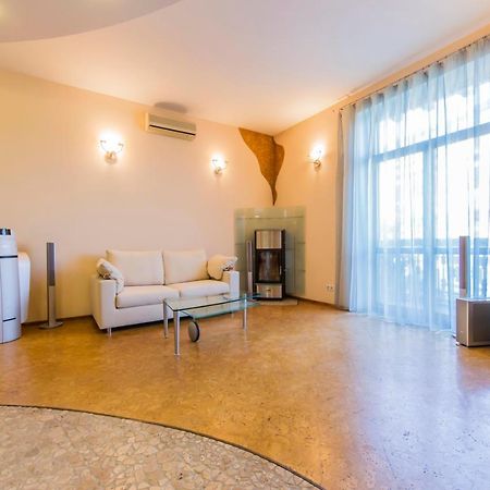 3-Room Apartments On Khreshchatyk. Building With Star Kiev Buitenkant foto
