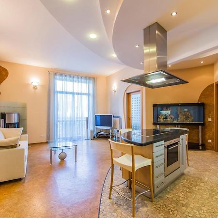 3-Room Apartments On Khreshchatyk. Building With Star Kiev Buitenkant foto