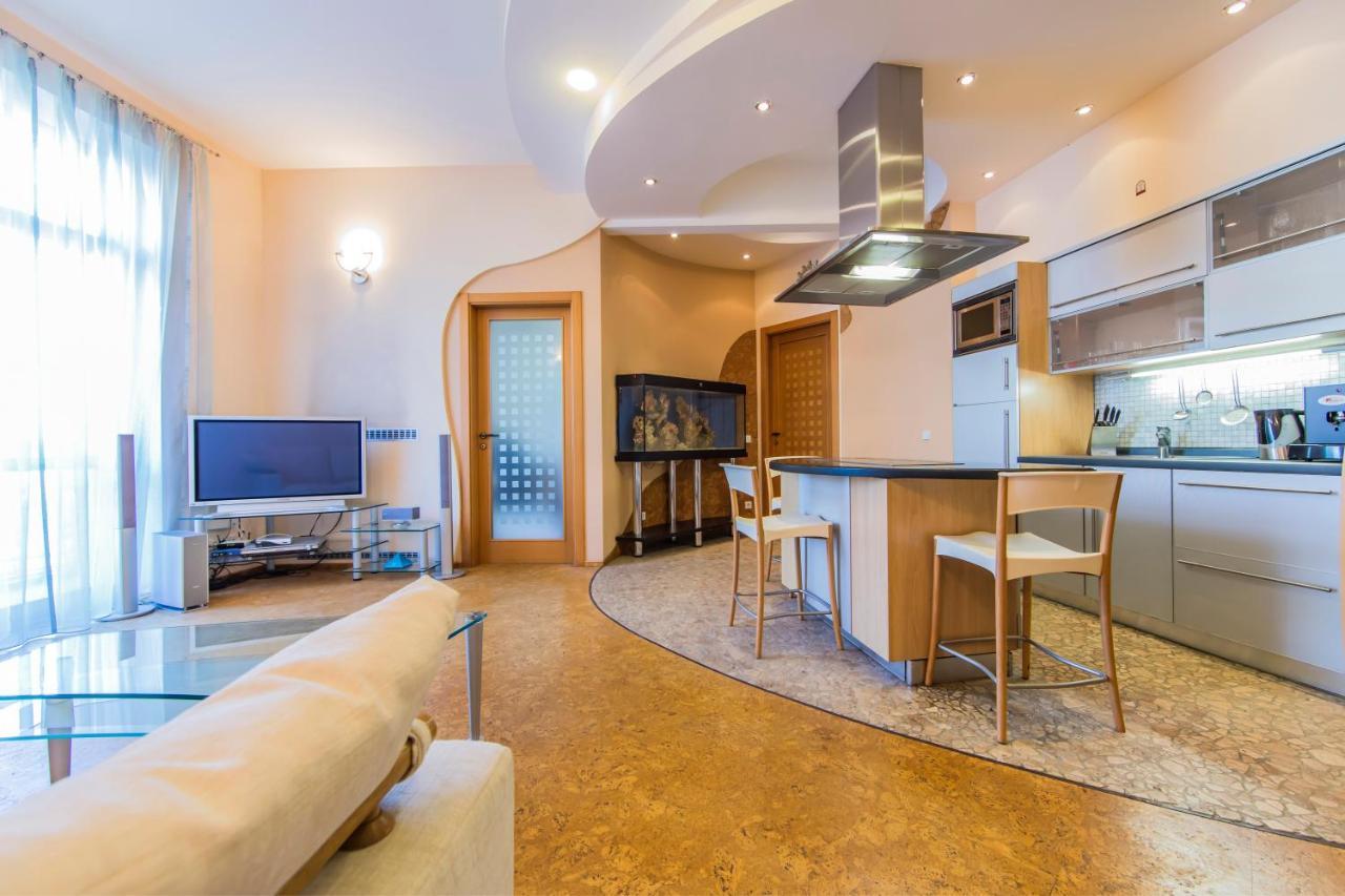 3-Room Apartments On Khreshchatyk. Building With Star Kiev Buitenkant foto