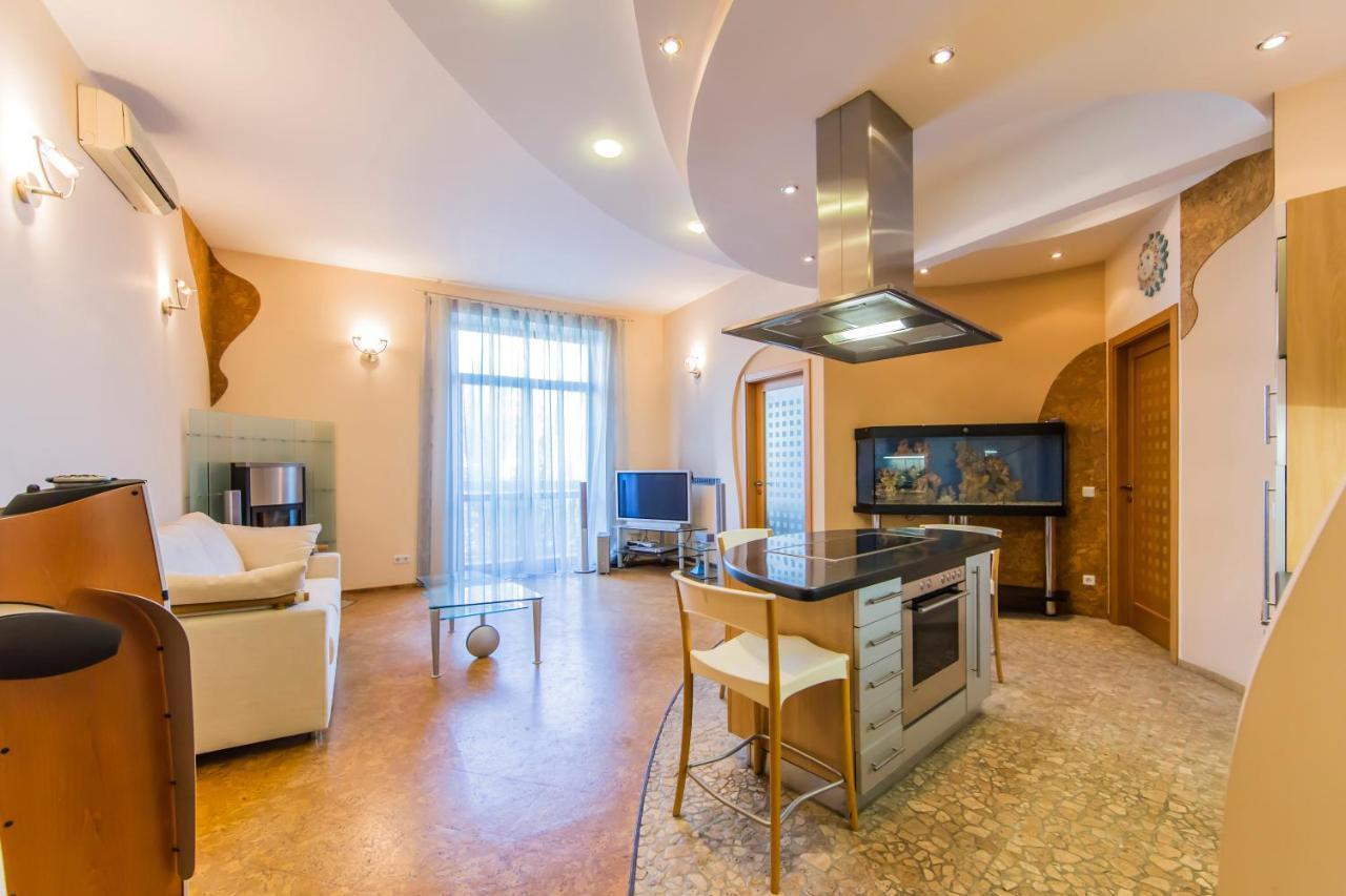 3-Room Apartments On Khreshchatyk. Building With Star Kiev Buitenkant foto