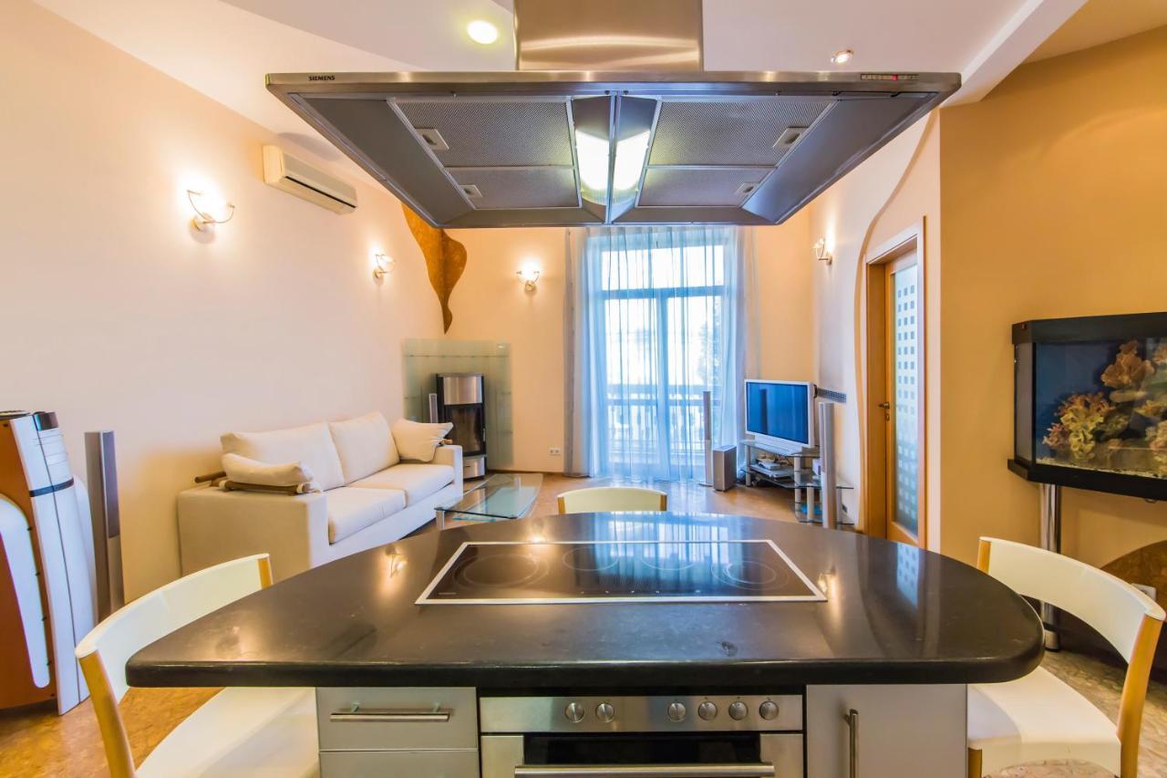 3-Room Apartments On Khreshchatyk. Building With Star Kiev Buitenkant foto