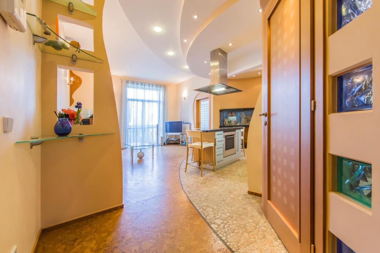 3-Room Apartments On Khreshchatyk. Building With Star Kiev Buitenkant foto