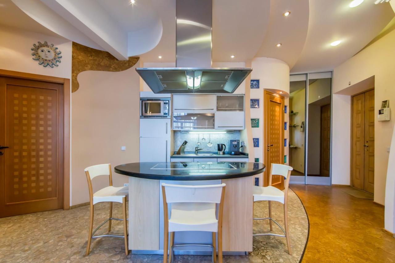 3-Room Apartments On Khreshchatyk. Building With Star Kiev Buitenkant foto